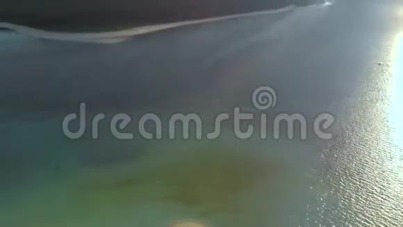热带天堂坎达拉曼岛日落时棕榈树丛林的4K空中景观视频的预览图