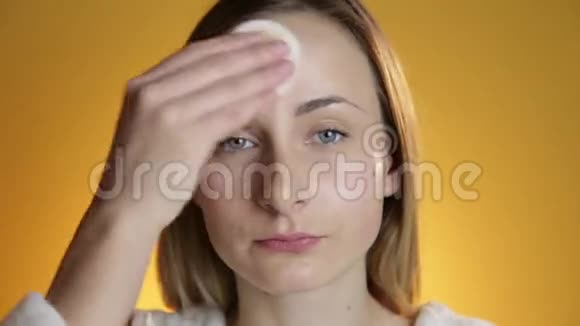 一张黄色背景的女人脸视频的预览图