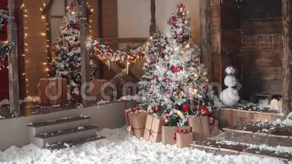 圣诞树圣诞装饰特写花环和新年玩具视频的预览图