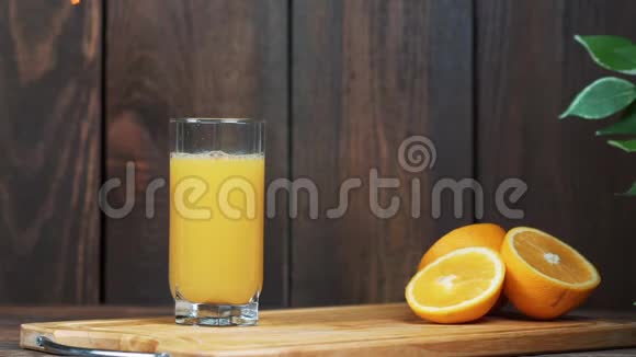 喝一杯橙汁食物电影场景视频的预览图