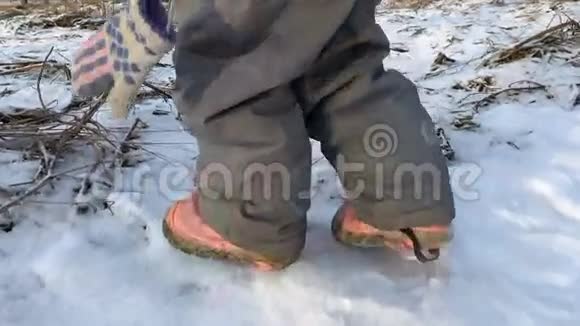 一个小孩在雪地上缓慢地行走视频的预览图