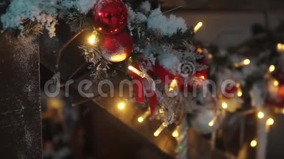圣诞装饰特写花环和新年玩具视频的预览图