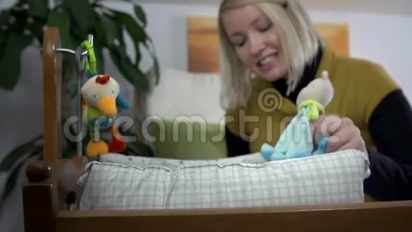 未来的母亲想象着和她的新生儿一起玩耍视频的预览图
