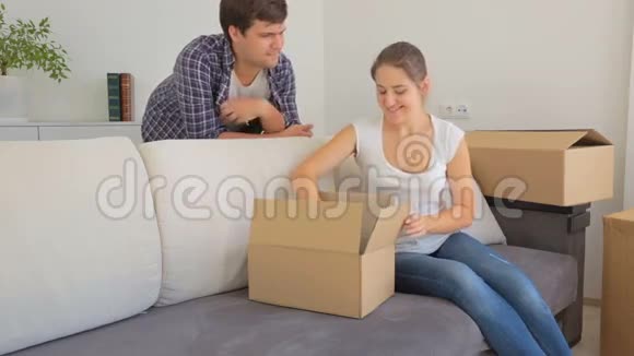 年轻人把钥匙给妻子妻子把东西装在纸箱里视频的预览图