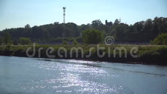 有河流火车和太阳的景观视频的预览图