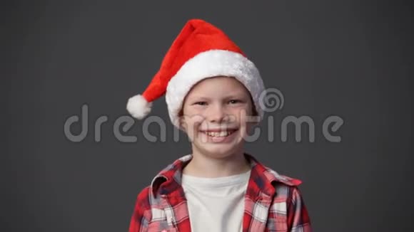 合上戴圣诞帽的可爱小男孩微笑视频的预览图