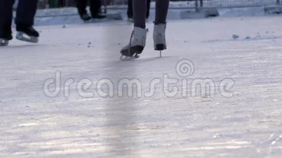 在溜冰场的冰面上滑动溜冰鞋的边缘并向前移动视频的预览图