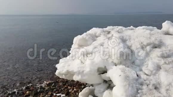 海岸上有白色冰的海景视频的预览图
