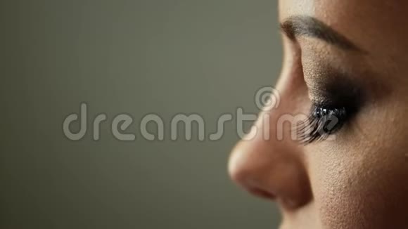 美容院化妆师把睫毛贴到金发眼睛上视频的预览图