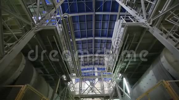 大型工业工厂的现代化工厂新工厂生产工厂设备内部视频的预览图