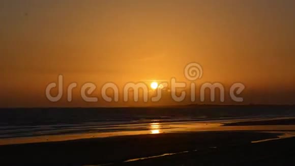 美丽的日落在海滩4K视频的预览图