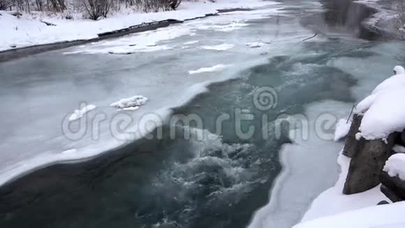 河水快速流过冰冷的融雪深蓝视频的预览图