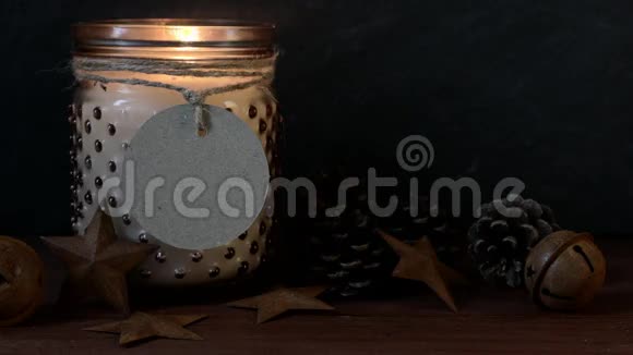 带有圣诞物品的罐子蜡烛视频的预览图