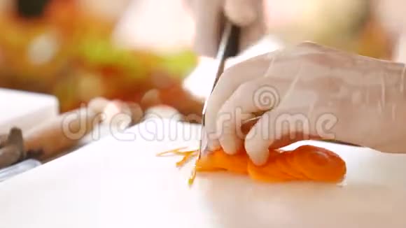 刀很快就切胡萝卜视频的预览图