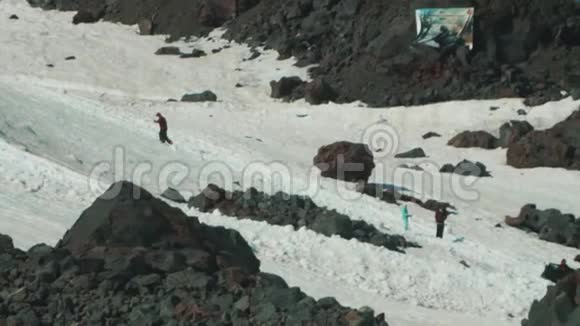 雪猫毛毛虫机与游客一起骑在山坡上视频的预览图
