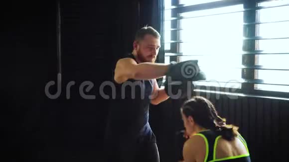 拳击教练训练适合白色女拳击手在健身房慢动作视频的预览图