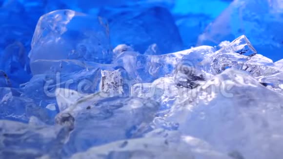 一片片冰躺在桌子上蓝色的照明美丽地躺在碎片上关门视频的预览图