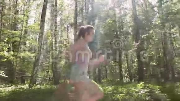 红发美女的画像年轻运动员在公园里跑得很轻慢动作视频的预览图