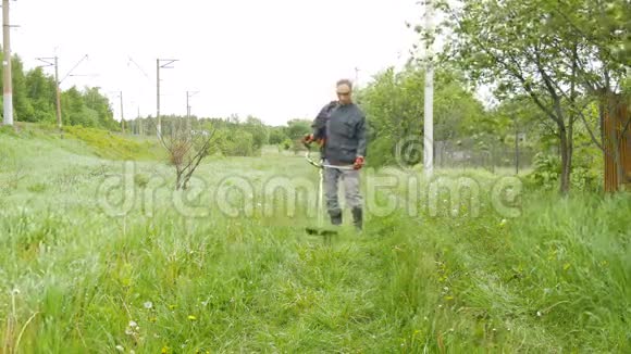 一个人在他的乡间别墅附近割草视频的预览图