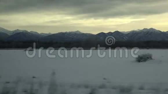 高山山脉堪察加地区早期阳光下有雪峰视频的预览图