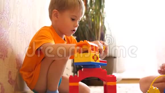 孩子们玩玩具孩子们在游戏室里玩建构游戏从小正方体和视频的预览图