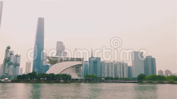 观广州隔江珠江广州商业区珠江附近的摩天大楼视频的预览图