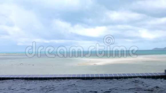从苏梅岛苏梅岛度假酒店出发旅行度假豪华SPA按摩浴缸背景是多云的天空视频的预览图