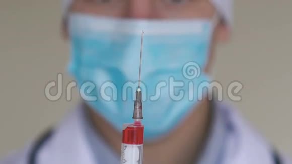 男医生准备注射器的药物慢慢地视频的预览图