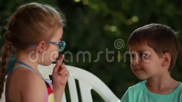 男孩和女孩说话视频的预览图