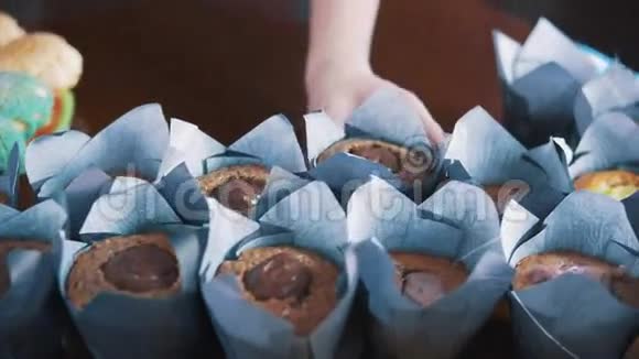 女性糖果手装饰松饼盘子上有奶油视频的预览图
