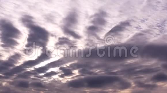 云运动的时间推移紫色的美丽天空视频的预览图