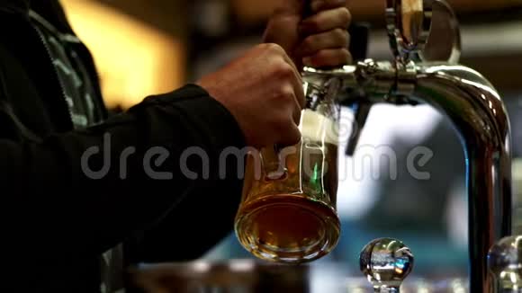 男性手从水龙头里往杯子里倒啤酒酒吧提供新鲜啤酒视频的预览图