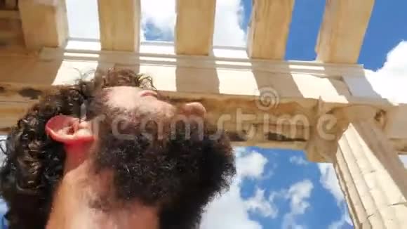 希腊雅典卫城古寺遗址游客视频的预览图