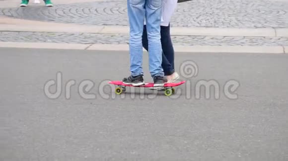 男孩骑滑板近景勒宁骑在城市广场视频的预览图
