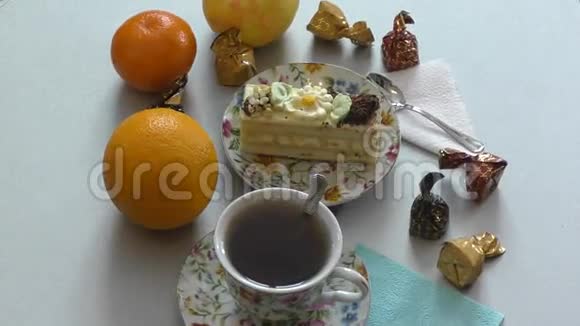 海绵蛋糕和一杯茶视频的预览图
