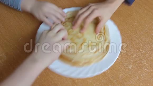 宝贝的手把煎饼放在盘子里视频的预览图