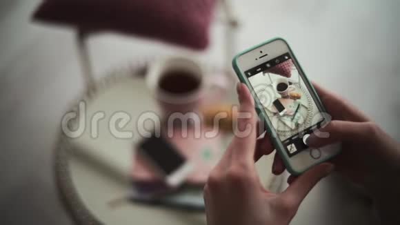 桌上的早餐iphone上的羊角面包拍摄视频的预览图