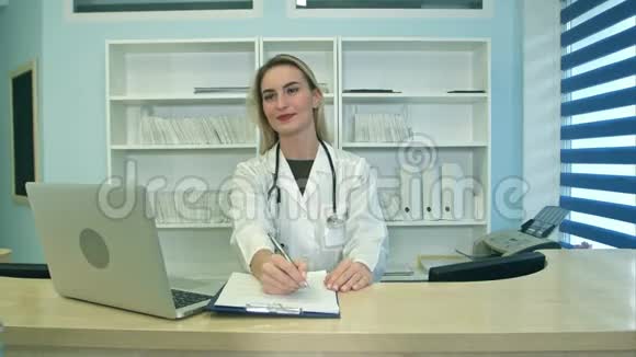 带笔记本电脑的微笑护士预约接待男性患者视频的预览图
