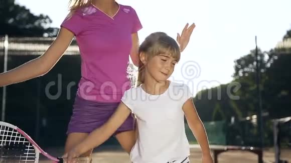 年轻的女教练和小女孩在网球训练视频的预览图
