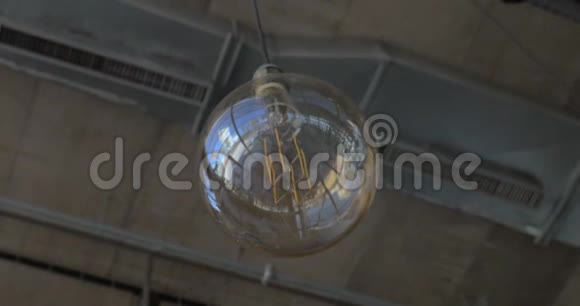 吊在天花板上的玻璃球灯视频的预览图