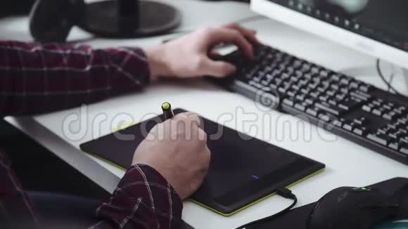 平板电脑设计师用平板电脑和电脑工作视频的预览图