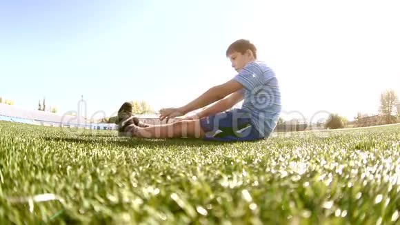 小男孩在体育场里玩健康的生活方式青少年男孩做运动生活方式体操伸展瑜伽视频的预览图