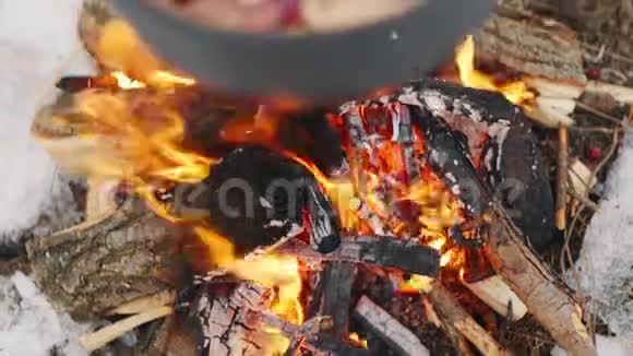 在冬林的篝火上煮覆盖酒视频的预览图