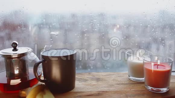 舒适的静物秋天的天气暴风雨和窗外的雨好吃的茶视频的预览图