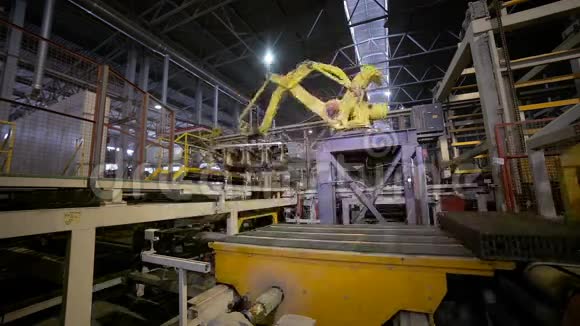 工业自动化机械臂在传送带上组装新的建筑材料视频的预览图