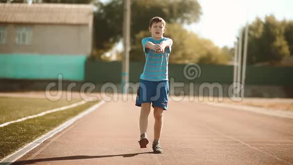 小男孩在体育场里运动是一种健康的生活方式青少年男孩做生活方式锻炼体操动作视频的预览图
