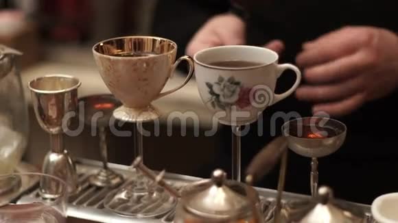 酒吧的传统茶道原来的茶杯视频的预览图