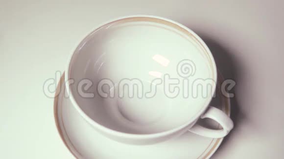 在白杯中用茶叶慢饮茶视频的预览图