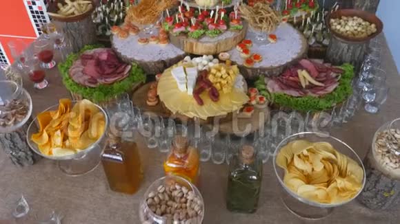 宴会婚礼桌上的食物肉类小吃和饮料视频的预览图