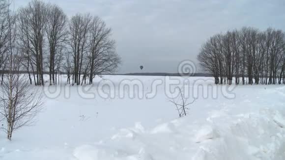 冬天的路远处飘着的气球视频的预览图